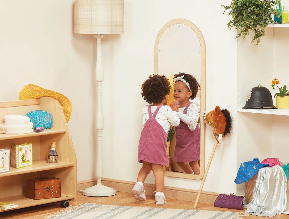 Espace d’accueil en crèche avec miroir mural enfant pour accompagner la séparation